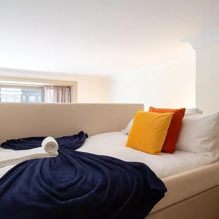 Charming Mezzanine In Aliados By Lovelystay * פורטו