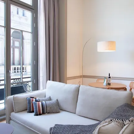 Charming Mezzanine In Aliados By Lovelystay * פורטו
