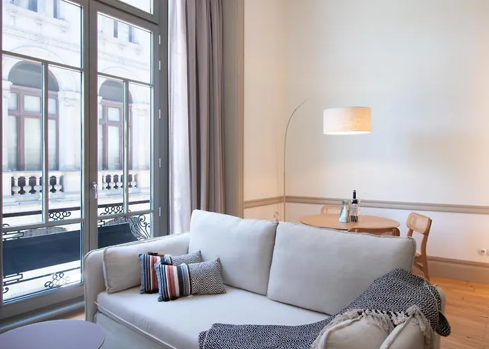 Charming Mezzanine In Aliados By Lovelystay * Porto